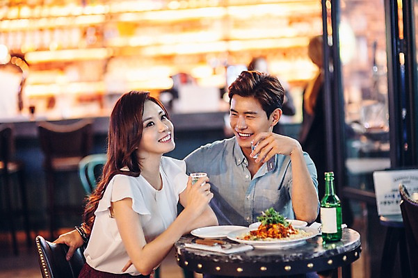 포토 JPG 여자 남자 실내 앉기 상반신 20대 성인 두명 앞모습 친구 레스토랑 한국인 선술집 안주 소주 소주병 소주잔 청년만 성인만 국내포토 뷰포인트 술잔 관계 모션 술병 주류 사람 동양인 청년 내부 식당 술집 파일형식