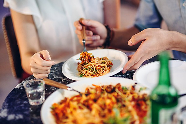 포토 JPG 손 여자 남자 실내 상반신 20대 성인 두명 신체부위 친구 레스토랑 한국인 선술집 안주 소주 소주병 소주잔 국내포토 술잔 관계 술병 주류 사람 동양인 청년 내부 식당 술집 파일형식