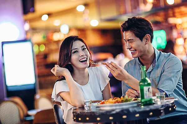 포토 JPG 여자 남자 실내 앉기 상반신 20대 성인 두명 앞모습 친구 레스토랑 한국인 선술집 안주 소주 소주병 소주잔 청년만 성인만 국내포토 뷰포인트 술잔 관계 모션 술병 주류 사람 동양인 청년 내부 식당 술집 파일형식