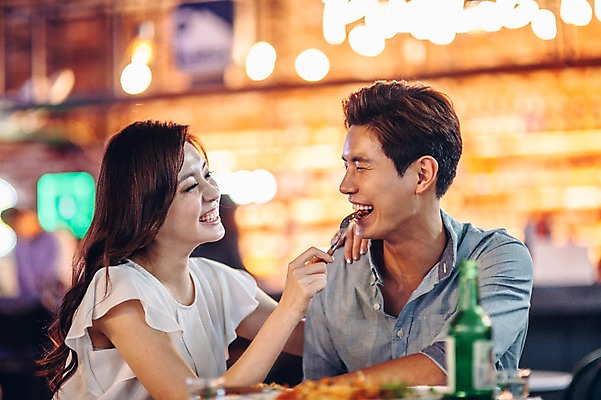 포토 JPG 여자 남자 실내 앉기 상반신 20대 성인 두명 앞모습 친구 레스토랑 한국인 선술집 안주 소주 소주병 소주잔 청년만 성인만 국내포토 뷰포인트 술잔 관계 모션 술병 주류 사람 동양인 청년 내부 식당 술집 파일형식