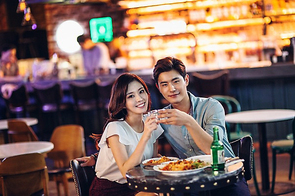 포토 JPG 여자 남자 실내 앉기 상반신 20대 성인 두명 앞모습 친구 레스토랑 한국인 선술집 안주 소주 소주병 소주잔 청년만 성인만 국내포토 뷰포인트 술잔 관계 모션 술병 주류 사람 동양인 청년 내부 식당 술집 파일형식