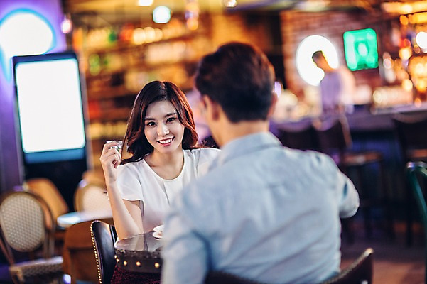 포토 JPG 여자 남자 실내 앉기 상반신 20대 성인 두명 앞모습 뒷모습 친구 레스토랑 한국인 선술집 소주 소주잔 청년만 성인만 국내포토 뷰포인트 술잔 관계 모션 주류 사람 동양인 청년 내부 식당 술집 파일형식