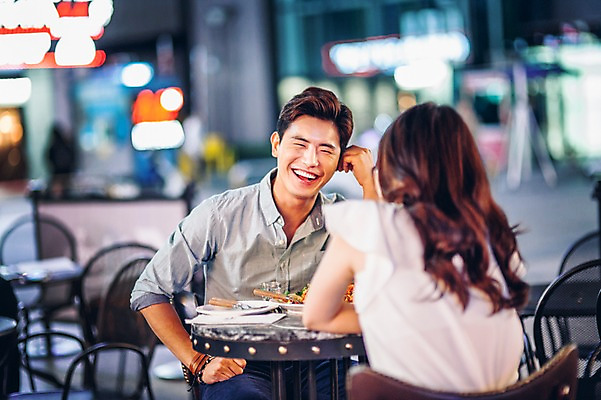 포토 JPG 여자 남자 실내 앉기 상반신 20대 성인 두명 앞모습 뒷모습 친구 레스토랑 한국인 선술집 안주 소주 청년만 성인만 국내포토 뷰포인트 관계 모션 주류 사람 동양인 청년 내부 식당 술집 파일형식