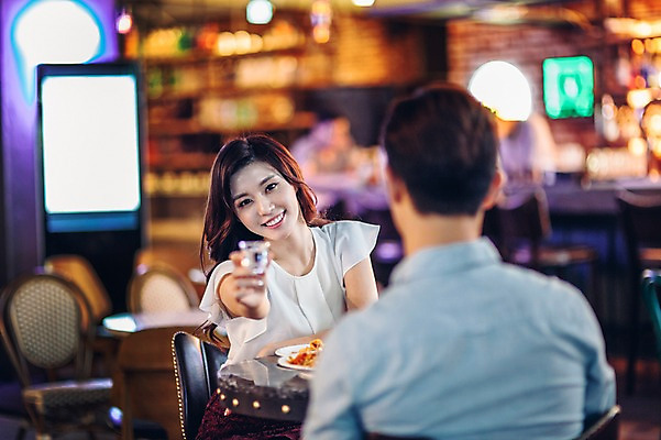 포토 JPG 여자 남자 실내 앉기 상반신 20대 성인 두명 앞모습 뒷모습 친구 레스토랑 한국인 선술집 안주 소주 소주병 소주잔 청년만 성인만 국내포토 뷰포인트 술잔 관계 모션 술병 주류 사람 동양인 청년 내부 식당 술집 파일형식