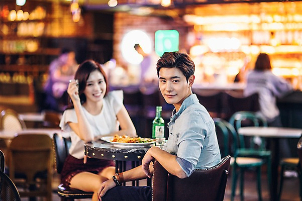 포토 JPG 여자 남자 실내 앉기 상반신 20대 성인 두명 앞모습 옆모습 친구 레스토랑 한국인 선술집 안주 소주 소주병 소주잔 청년만 성인만 국내포토 뷰포인트 술잔 관계 모션 술병 주류 사람 동양인 청년 내부 식당 술집 파일형식