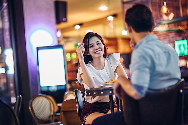 포토 JPG 여자 남자 실내 앉기 상반신 20대 성인 두명 앞모습 뒷모습 친구 레스토랑 한국인 선술집 안주 소주 소주잔 청년만 성인만 국내포토 뷰포인트 술잔 관계 모션 주류 사람 동양인 청년 내부 식당 술집 파일형식