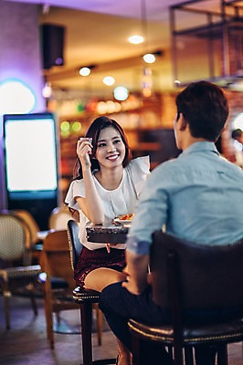 포토 JPG 여자 남자 실내 앉기 상반신 20대 성인 두명 앞모습 뒷모습 친구 레스토랑 한국인 선술집 안주 소주 소주잔 청년만 성인만 국내포토 뷰포인트 술잔 관계 모션 주류 사람 동양인 청년 내부 식당 술집 파일형식