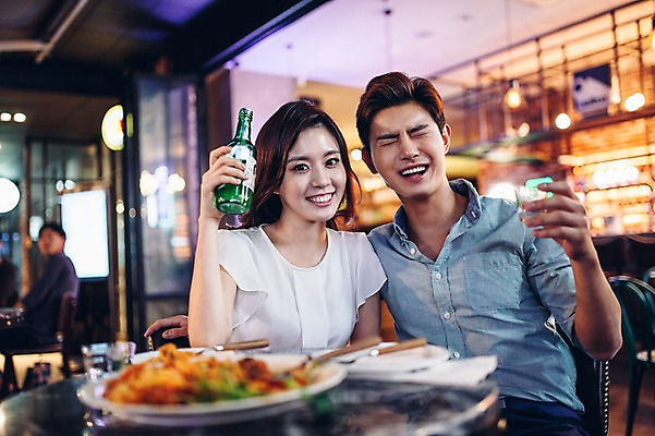 포토 JPG 여자 남자 실내 앉기 상반신 20대 성인 두명 앞모습 친구 레스토랑 한국인 선술집 안주 소주 소주병 소주잔 청년만 성인만 국내포토 뷰포인트 술잔 관계 모션 술병 주류 사람 동양인 청년 내부 식당 술집 파일형식