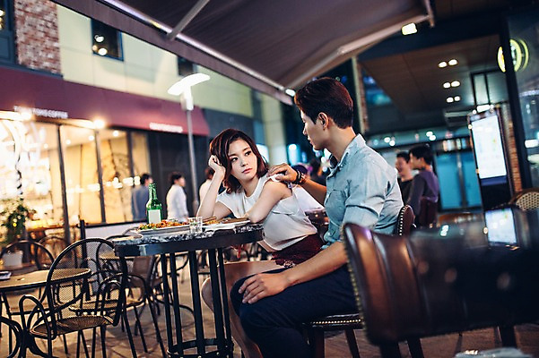 포토 JPG 여자 남자 실내 앉기 상반신 20대 성인 두명 옆모습 친구 레스토랑 한국인 선술집 안주 소주 소주병 소주잔 청년만 성인만 국내포토 뷰포인트 술잔 관계 모션 술병 주류 사람 동양인 청년 내부 식당 술집 파일형식