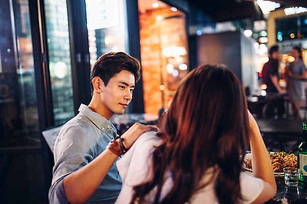 포토 JPG 여자 남자 실내 앉기 상반신 20대 성인 두명 옆모습 뒷모습 친구 레스토랑 한국인 선술집 안주 소주 소주병 소주잔 청년만 성인만 국내포토 뷰포인트 술잔 관계 모션 술병 주류 사람 동양인 청년 내부 식당 술집 파일형식