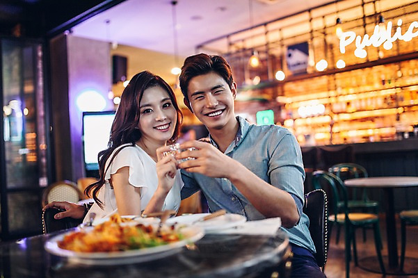 포토 JPG 여자 남자 실내 앉기 상반신 20대 성인 두명 앞모습 친구 레스토랑 한국인 선술집 안주 소주 소주잔 청년만 성인만 국내포토 뷰포인트 술잔 관계 모션 주류 사람 동양인 청년 내부 식당 술집 파일형식