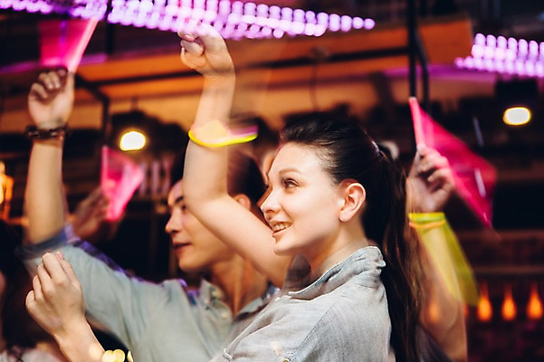 포토 JPG 백인 여자 남자 실내 20대 성인 두명 옆모습 친구 한국인 흔들림 클럽 야광 청년만 성인만 야광봉 국내포토 서양인 뷰포인트 관계 모션 사람 동양인 청년 내부 빛 파일형식