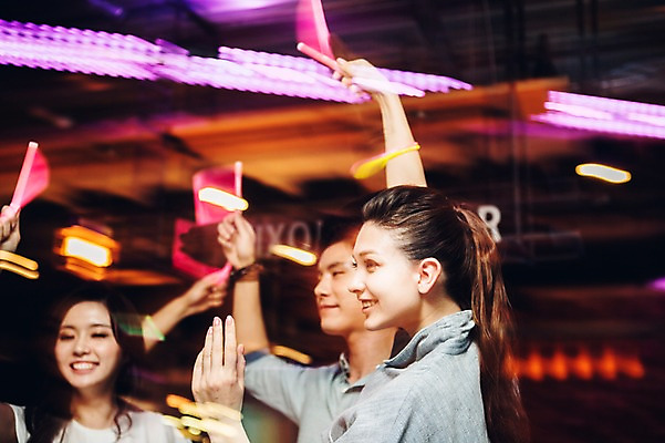포토 JPG 백인 여자 남자 실내 20대 성인 앞모습 옆모습 세명 친구 한국인 흔들림 클럽 야광 청년만 성인만 야광봉 국내포토 서양인 뷰포인트 관계 모션 사람 동양인 청년 내부 빛 파일형식