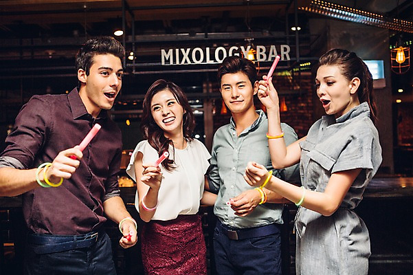 포토 JPG 백인 여자 남자 실내 여러명 상반신 20대 성인 앞모습 옆모습 친구 한국인 클럽 청년만 성인만 야광봉 국내포토 서양인 뷰포인트 다수 관계 사람 동양인 청년 내부 야광 파일형식