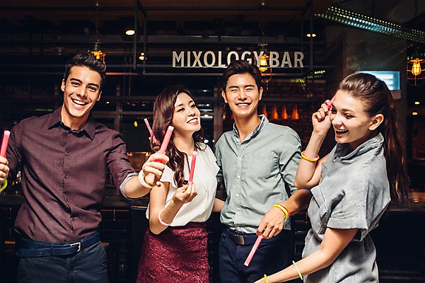 포토 JPG 백인 여자 남자 실내 여러명 상반신 20대 성인 앞모습 옆모습 친구 한국인 클럽 청년만 성인만 야광봉 국내포토 서양인 뷰포인트 다수 관계 사람 동양인 청년 내부 야광 파일형식