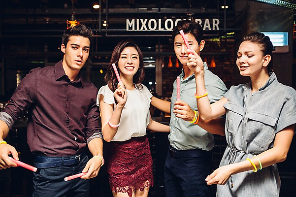 포토 JPG 백인 여자 남자 실내 여러명 상반신 20대 성인 앞모습 친구 한국인 클럽 청년만 성인만 야광봉 국내포토 서양인 뷰포인트 다수 관계 사람 동양인 청년 내부 야광 파일형식