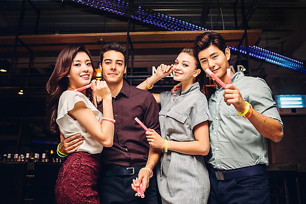 포토 JPG 백인 여자 남자 실내 여러명 상반신 20대 성인 앞모습 옆모습 친구 한국인 클럽 청년만 성인만 야광봉 국내포토 서양인 뷰포인트 다수 관계 사람 동양인 청년 내부 야광 파일형식