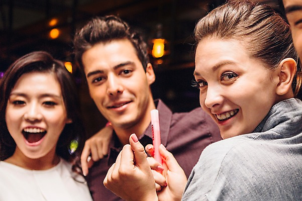 포토 JPG 백인 여자 남자 실내 여러명 상반신 20대 성인 앞모습 옆모습 친구 한국인 클럽 청년만 성인만 야광봉 국내포토 서양인 뷰포인트 다수 관계 사람 동양인 청년 내부 야광 파일형식