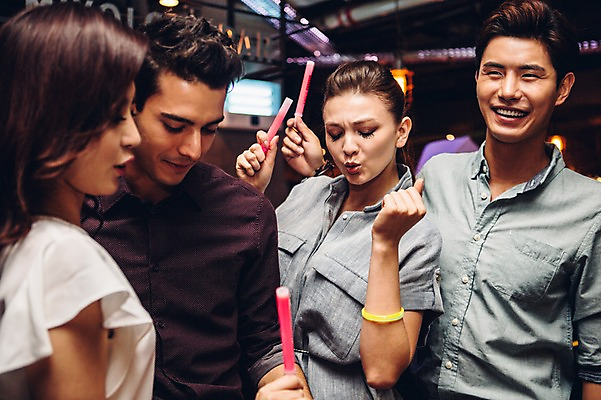 포토 JPG 백인 여자 남자 실내 여러명 상반신 20대 성인 앞모습 옆모습 친구 한국인 클럽 청년만 성인만 야광봉 국내포토 서양인 뷰포인트 다수 관계 사람 동양인 청년 내부 야광 파일형식