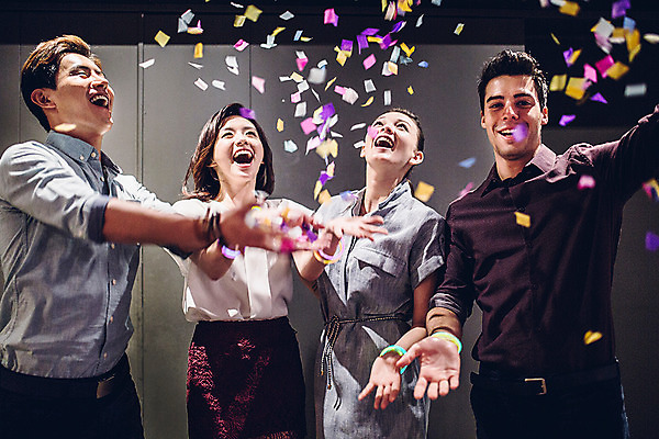 포토 JPG 백인 여자 남자 실내 서기 미소 웃음 여러명 상반신 20대 성인 앞모습 친구 파티 한국인 올려보기 꽃가루 청년만 성인만 국내포토 서양인 뷰포인트 다수 관계 모션 표정 사람 동양인 이벤트 청년 내부 가루 파일형식