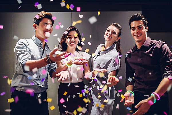 포토 JPG 백인 여자 남자 실내 서기 미소 여러명 상반신 20대 성인 앞모습 옆모습 친구 파티 한국인 꽃가루 청년만 성인만 국내포토 서양인 뷰포인트 다수 관계 모션 표정 사람 동양인 이벤트 청년 내부 가루 파일형식