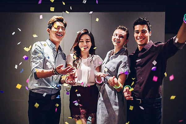 포토 JPG 백인 여자 남자 실내 서기 미소 여러명 상반신 20대 성인 앞모습 옆모습 친구 파티 한국인 꽃가루 청년만 성인만 국내포토 서양인 뷰포인트 다수 관계 모션 표정 사람 동양인 이벤트 청년 내부 가루 파일형식