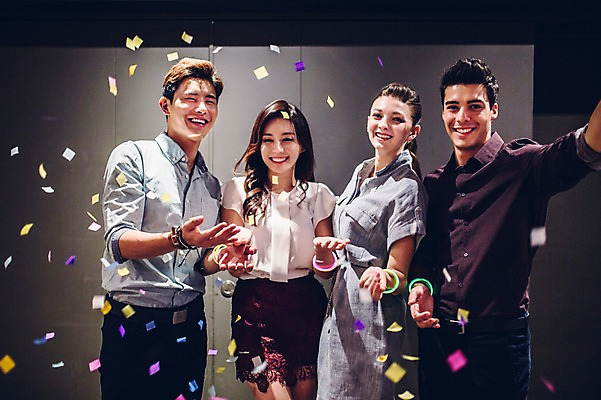 포토 JPG 백인 여자 남자 실내 서기 미소 여러명 상반신 20대 성인 앞모습 옆모습 친구 파티 한국인 꽃가루 청년만 성인만 국내포토 서양인 뷰포인트 다수 관계 모션 표정 사람 동양인 이벤트 청년 내부 가루 파일형식