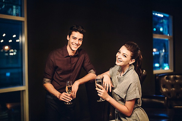 포토 JPG 백인 커플 여자 남자 실내 미소 상반신 20대 성인 두명 앞모습 옆모습 레스토랑 샴페인 샴페인잔 청년만 성인만 국내포토 서양인 뷰포인트 술잔 관계 주류 표정 사람 청년 내부 식당 파일형식