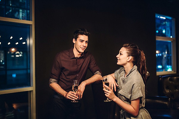 포토 JPG 백인 커플 여자 남자 실내 상반신 20대 성인 두명 앞모습 옆모습 레스토랑 샴페인 샴페인잔 청년만 성인만 국내포토 서양인 뷰포인트 술잔 관계 주류 사람 청년 내부 식당 파일형식