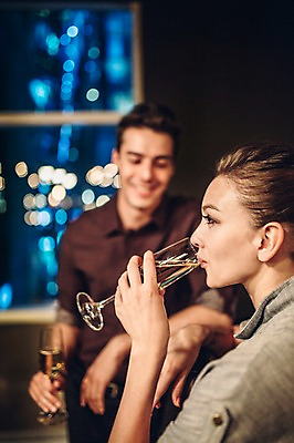 포토 JPG 백인 커플 여자 남자 실내 상반신 20대 성인 두명 앞모습 옆모습 레스토랑 마시기 샴페인 샴페인잔 청년만 성인만 국내포토 서양인 뷰포인트 술잔 관계 모션 주류 사람 청년 내부 식당 파일형식