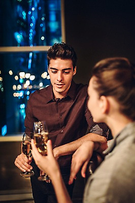 포토 JPG 백인 커플 여자 남자 실내 상반신 20대 성인 두명 앞모습 옆모습 레스토랑 샴페인 샴페인잔 청년만 성인만 국내포토 서양인 뷰포인트 술잔 관계 주류 사람 청년 내부 식당 파일형식