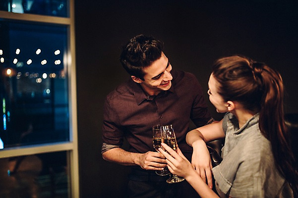 포토 JPG 백인 커플 여자 남자 실내 상반신 20대 성인 두명 앞모습 옆모습 마주보기 레스토랑 샴페인 샴페인잔 청년만 성인만 국내포토 서양인 뷰포인트 술잔 관계 모션 주류 사람 청년 내부 식당 파일형식