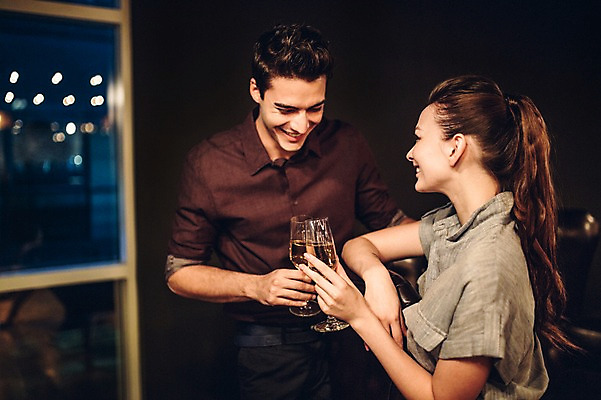 포토 JPG 백인 커플 여자 남자 실내 미소 상반신 20대 성인 두명 앞모습 옆모습 레스토랑 샴페인 건배 샴페인잔 청년만 성인만 국내포토 서양인 뷰포인트 술잔 관계 주류 표정 사람 청년 내부 식당 파일형식