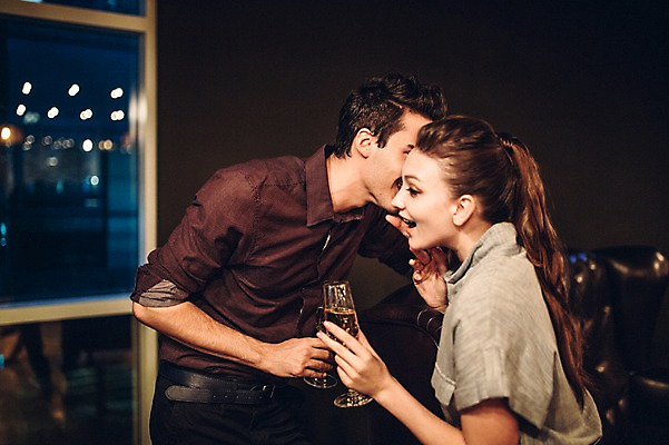 포토 JPG 백인 커플 여자 남자 실내 상반신 20대 성인 두명 옆모습 레스토랑 샴페인 귓속말 샴페인잔 청년만 성인만 국내포토 서양인 뷰포인트 술잔 관계 주류 사람 청년 내부 식당 파일형식