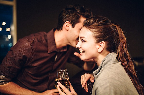 포토 JPG 백인 커플 여자 남자 실내 미소 상반신 20대 성인 두명 옆모습 레스토랑 샴페인 귓속말 샴페인잔 청년만 성인만 국내포토 서양인 뷰포인트 술잔 관계 주류 표정 사람 청년 내부 식당 파일형식