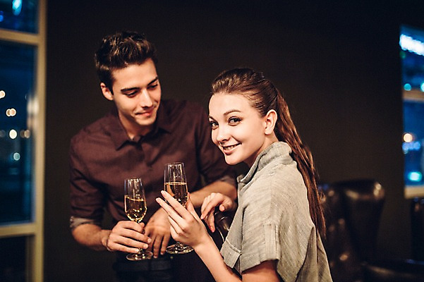 포토 JPG 백인 커플 여자 남자 실내 미소 상반신 20대 성인 두명 앞모습 옆모습 레스토랑 샴페인 샴페인잔 청년만 성인만 국내포토 서양인 뷰포인트 술잔 관계 주류 표정 사람 청년 내부 식당 파일형식