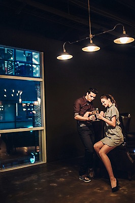 포토 JPG 전신 백인 커플 여자 남자 실내 서기 앉기 20대 성인 두명 옆모습 레스토랑 기댐 샴페인 건배 샴페인잔 청년만 성인만 국내포토 서양인 뷰포인트 술잔 관계 모션 주류 사람 청년 내부 식당 파일형식