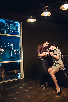 포토 JPG 전신 백인 커플 여자 남자 실내 서기 앉기 20대 성인 두명 옆모습 레스토랑 기댐 샴페인 건배 샴페인잔 청년만 성인만 국내포토 서양인 뷰포인트 술잔 관계 모션 주류 사람 청년 내부 식당 파일형식