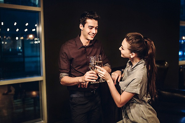 포토 JPG 백인 커플 여자 남자 실내 상반신 20대 성인 두명 앞모습 옆모습 마주보기 레스토랑 샴페인 건배 샴페인잔 청년만 성인만 국내포토 서양인 뷰포인트 술잔 관계 모션 주류 사람 청년 내부 식당 파일형식