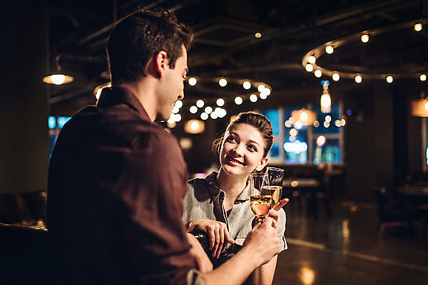 포토 JPG 백인 커플 여자 남자 실내 상반신 20대 성인 두명 앞모습 옆모습 마주보기 레스토랑 샴페인 건배 샴페인잔 청년만 성인만 국내포토 서양인 뷰포인트 술잔 관계 모션 주류 사람 청년 내부 식당 파일형식