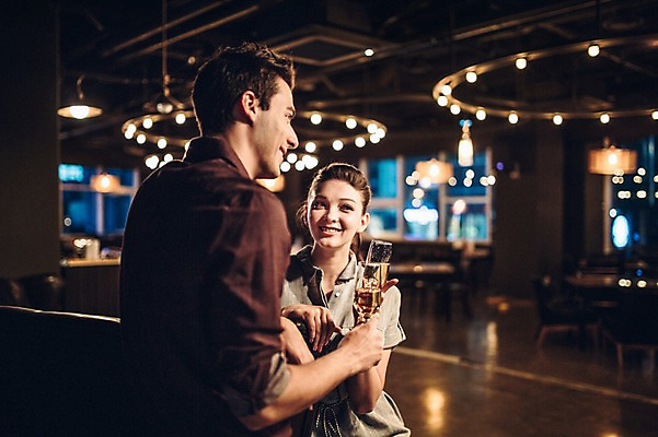 포토 JPG 백인 커플 여자 남자 실내 상반신 20대 성인 두명 앞모습 옆모습 레스토랑 샴페인 건배 샴페인잔 청년만 성인만 국내포토 서양인 뷰포인트 술잔 관계 주류 사람 청년 내부 식당 파일형식