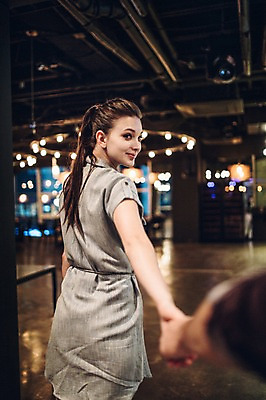 포토 JPG 백인 손 커플 여자 남자 실내 서기 상반신 20대 성인 두명 뒷모습 신체부위 레스토랑 손잡기 뒤돌아보기 국내포토 서양인 뷰포인트 관계 모션 사람 청년 내부 식당 파일형식