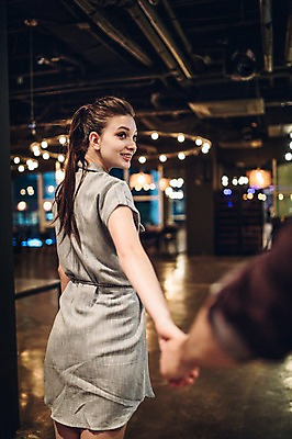 포토 JPG 백인 손 커플 여자 남자 실내 서기 상반신 20대 성인 두명 뒷모습 신체부위 레스토랑 손잡기 뒤돌아보기 국내포토 서양인 뷰포인트 관계 모션 사람 청년 내부 식당 파일형식