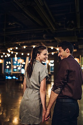 포토 JPG 백인 커플 여자 남자 실내 서기 미소 상반신 20대 성인 두명 뒷모습 마주보기 레스토랑 손잡기 청년만 성인만 국내포토 서양인 뷰포인트 관계 모션 표정 사람 청년 내부 식당 파일형식