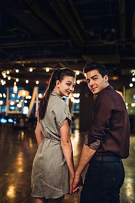 포토 JPG 백인 커플 여자 남자 실내 서기 상반신 20대 성인 두명 뒷모습 레스토랑 손잡기 뒤돌아보기 청년만 성인만 국내포토 서양인 뷰포인트 관계 모션 사람 청년 내부 식당 파일형식