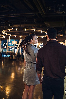 포토 JPG 백인 커플 여자 남자 실내 서기 상반신 20대 성인 두명 뒷모습 레스토랑 손잡기 청년만 성인만 국내포토 서양인 뷰포인트 관계 모션 사람 청년 내부 식당 파일형식