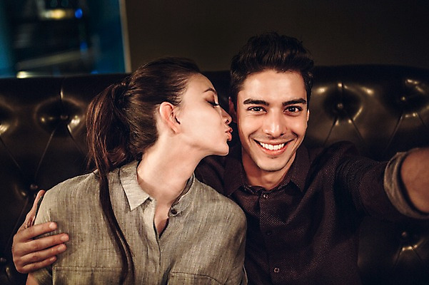 포토 JPG 백인 커플 여자 남자 안기 키스 실내 표정 미소 상반신 20대 성인 두명 앞모습 레스토랑 셀프카메라 청년만 성인만 국내포토 서양인 뷰포인트 관계 모션 사람 청년 내부 식당 사진촬영 애정표현 파일형식