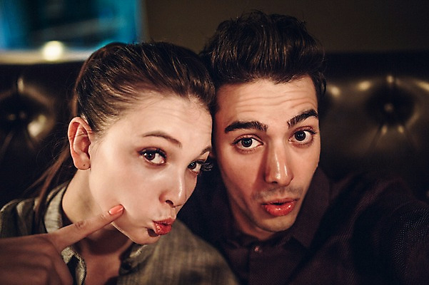 포토 JPG 백인 커플 여자 남자 실내 표정 상반신 20대 성인 두명 앞모습 레스토랑 셀프카메라 입내밀기 청년만 성인만 국내포토 서양인 뷰포인트 관계 모션 사람 청년 내부 식당 사진촬영 파일형식