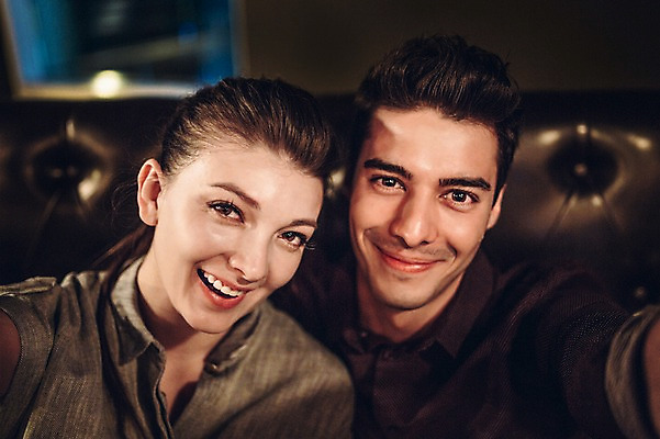 포토 JPG 백인 커플 여자 남자 실내 표정 미소 상반신 20대 성인 두명 앞모습 레스토랑 셀프카메라 청년만 성인만 국내포토 서양인 뷰포인트 관계 사람 청년 내부 식당 사진촬영 파일형식