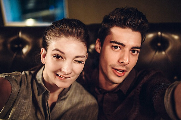 포토 JPG 백인 커플 여자 남자 실내 표정 윙크 상반신 20대 성인 두명 앞모습 레스토랑 셀프카메라 청년만 성인만 국내포토 서양인 뷰포인트 관계 사람 청년 내부 식당 사진촬영 파일형식